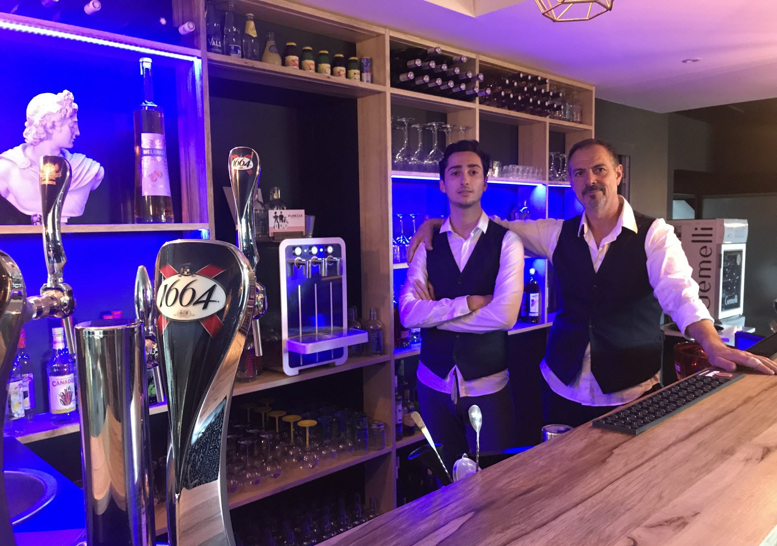 L'équipe du CabaRé derrière le comptoir