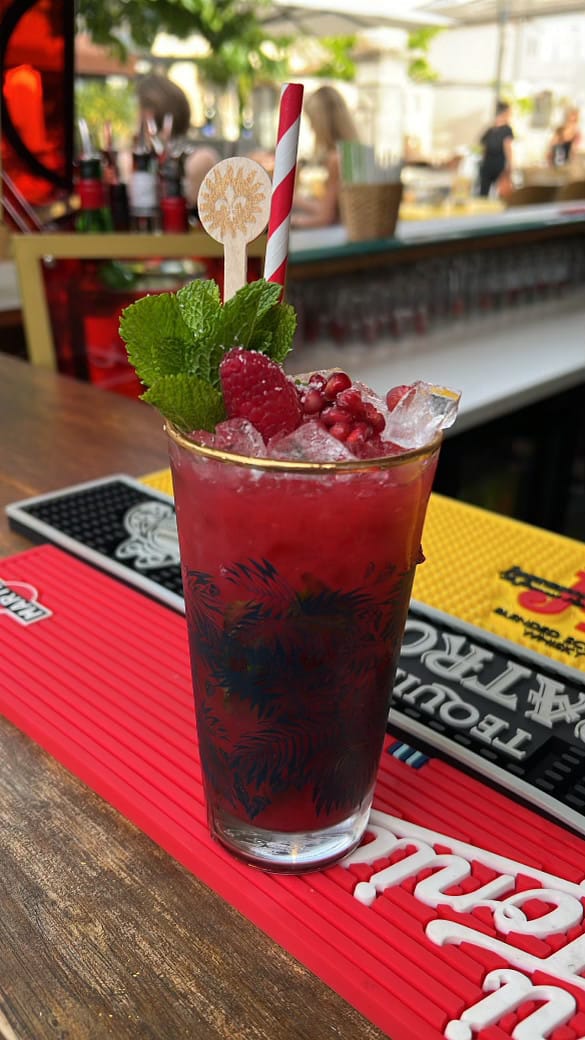 Cocktail framboise, grenade et menthe fraîche du CabaRé