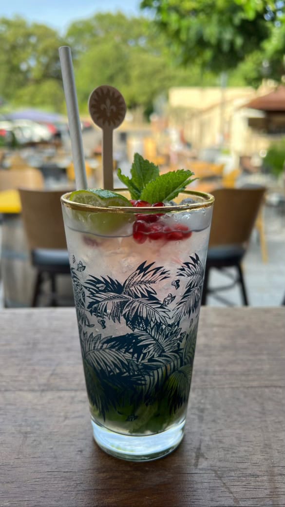 Cocktail citron vert, menthe et grenade servi en terrasse