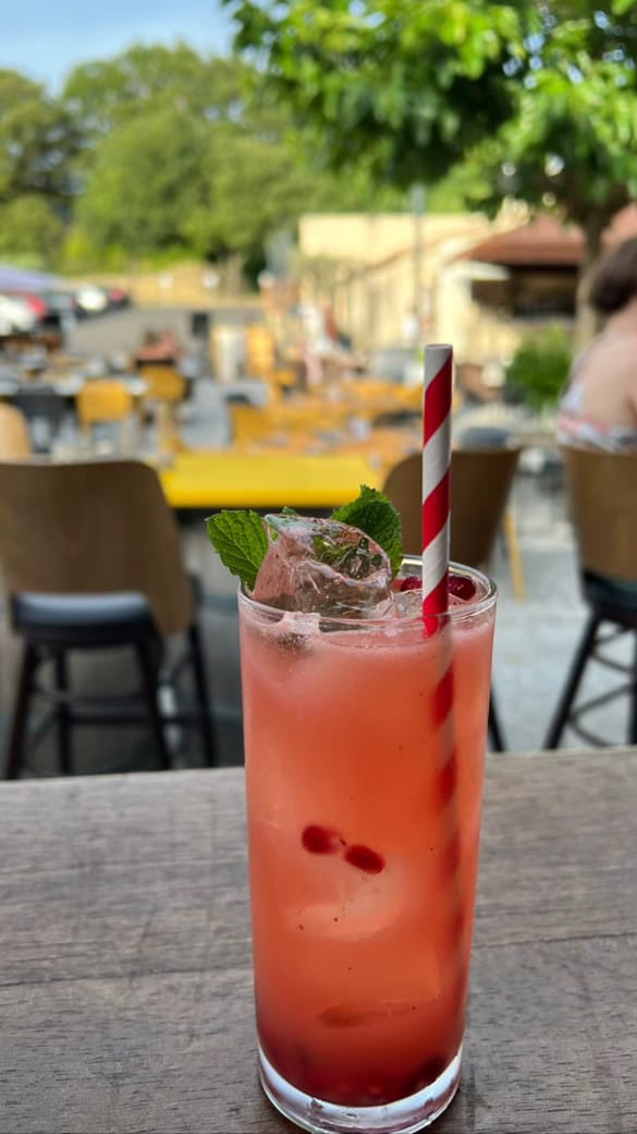 Cocktail fruité glacé servi face à l'espace extérieur
