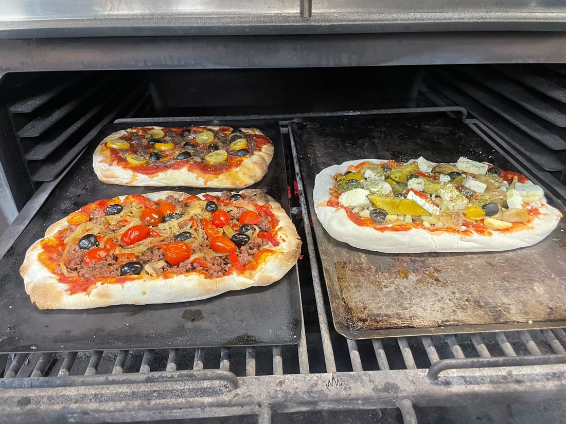 Les Pinsa en cuisson dans le four à braise du CabaRé