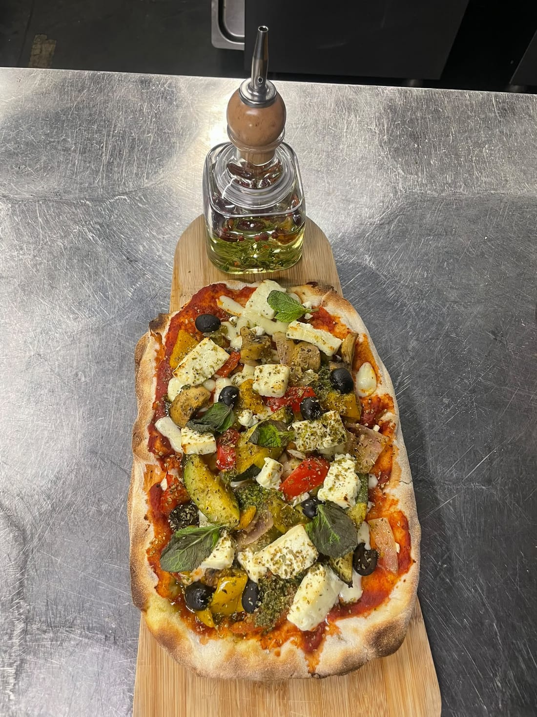 Pinsa La Grecque — légumes du soleil, feta, menthe fraîche