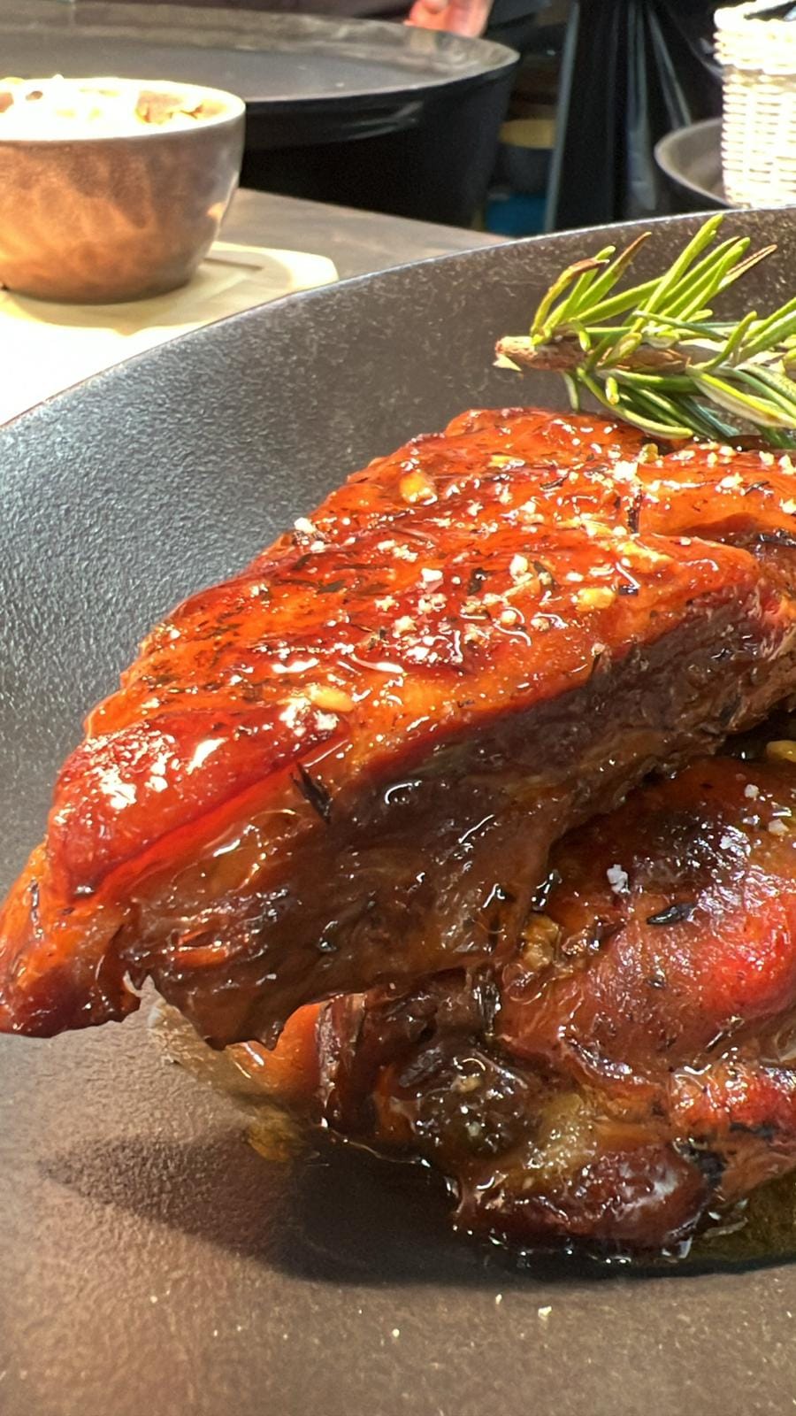 Viande caramélisée cuite au four à braise — nouvelle carte du CabaRé