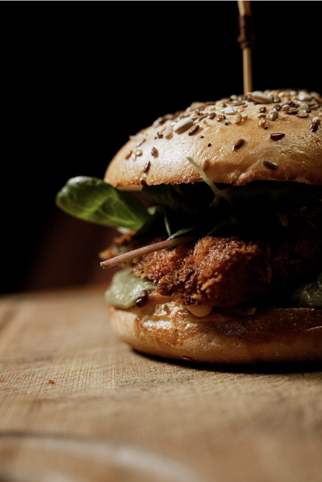 Burger maison au pain aux graines — nouvelle carte du CabaRé