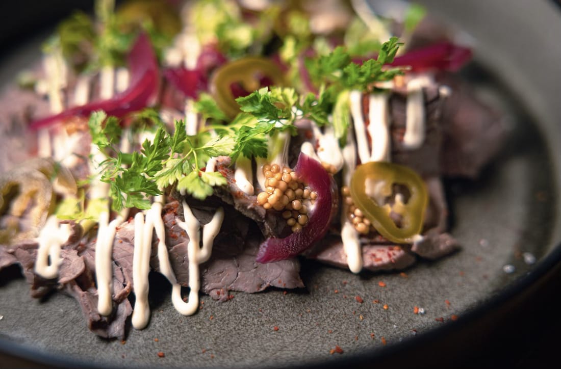 Fines tranches de viande, pickles et herbes fraîches — nouvelle carte du CabaRé