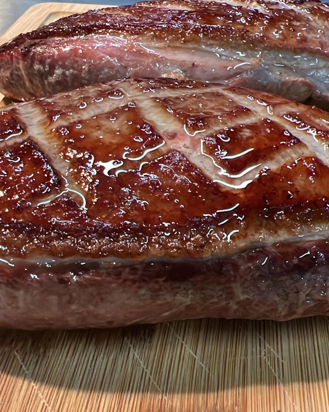 Viande glacée et caramélisée à la sortie du four à braise