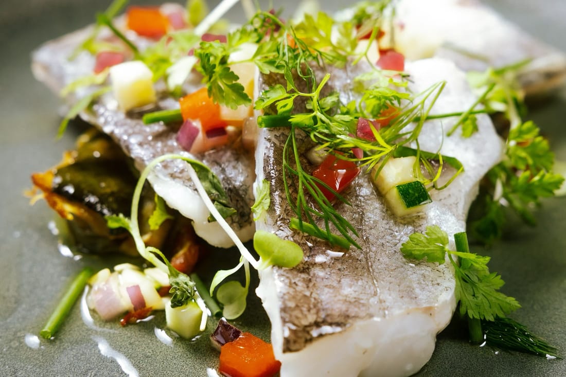 Poisson aux herbes fraîches et petits légumes — nouvelle carte du CabaRé